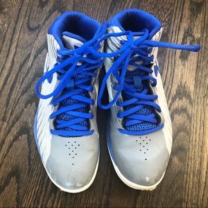 Woman's Under Armour basketball shoes 6